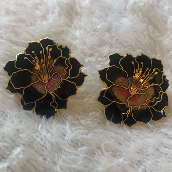 🔴Vintage Earrings - Picture 2 of 3